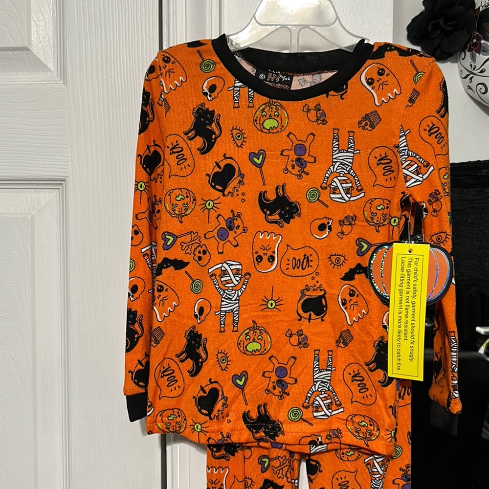 Kids pajamas Halloween print. Size 6/6X. 2 piece set. BRAND NEW